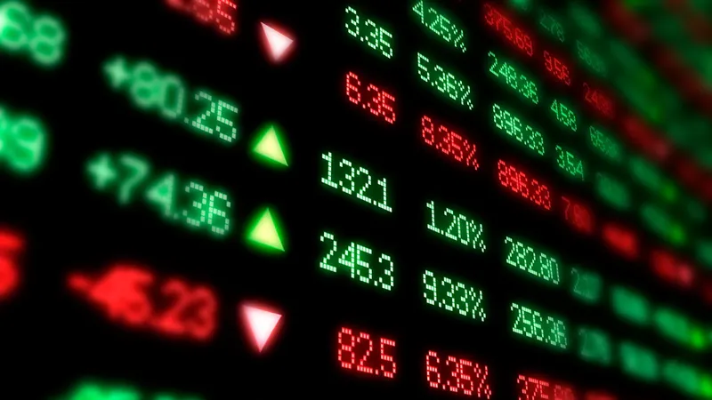 Nhà đầu tư bán tháo, VN-Index còn 820 điểm