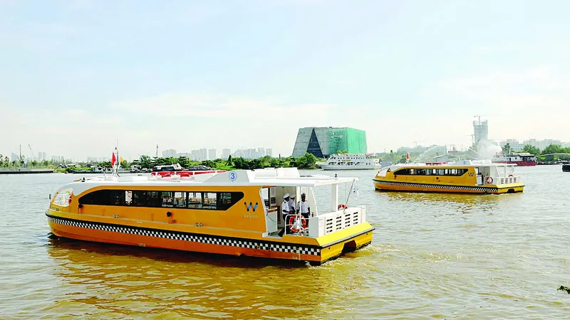 Buýt sông chạy trên sông Sài Gòn