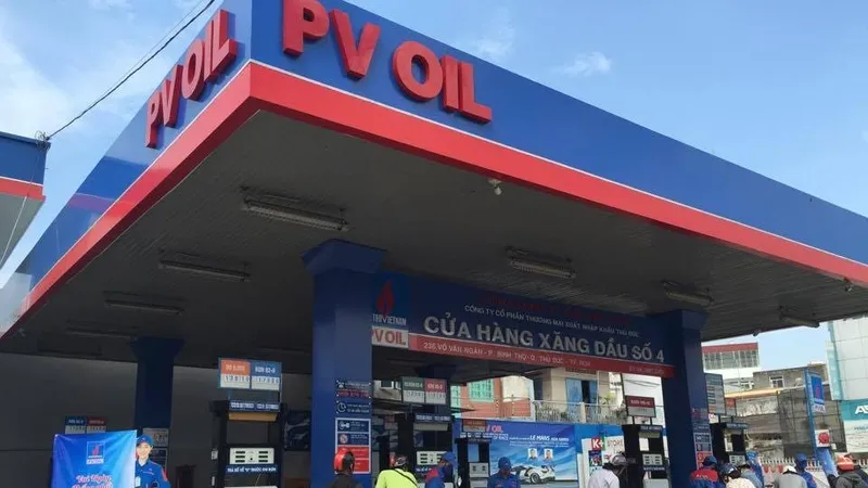 Giảm giá xăng, dầu tại cửa hàng của PV OIL