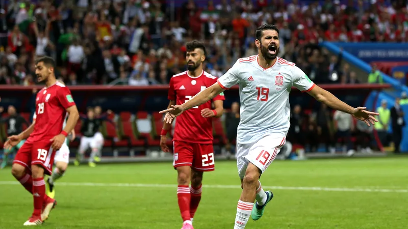 Diego Costa có bàn thắng khi bóng bật chân anh văng vào lưới.