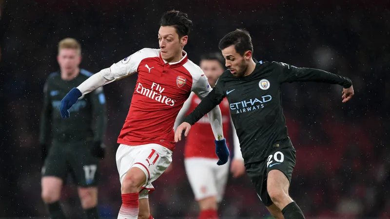 Mesut Oezil đi bóng trước Bernardo Silva (Man.City) 