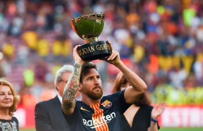 Messi giương cao chiếc cúp Joan Gamper ở Camp Nou.