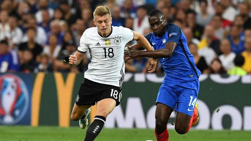Tier62n vệ Toni Kro\os đi bóng qua Blais Matuidi (PHáp)