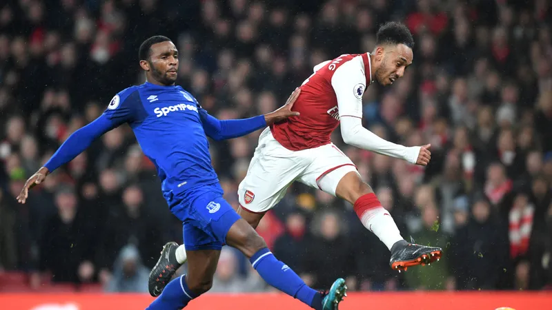 Tiền đạo Aubameyng ghi bàn vào lưới Everton mùa qua