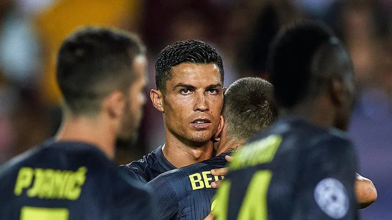 Ronaldo đã bật khỏc khi rời sân