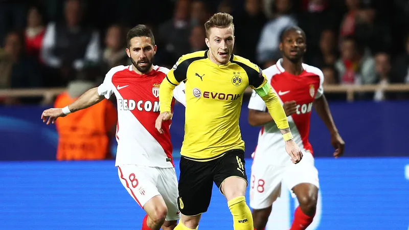 Marco Reus (giữa) sẽ quyết định chiến thắng cho Dortmund.