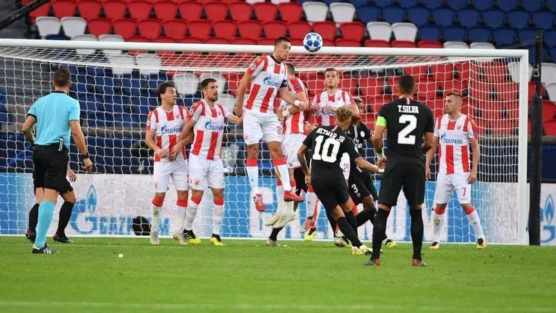 Pha đá phạt ghi bàn của Neymar (10)