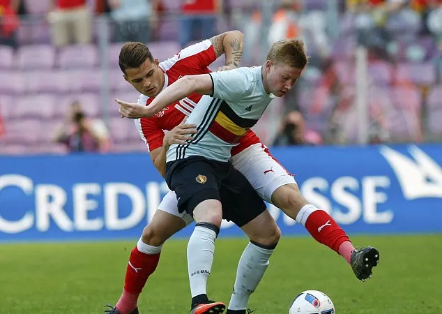 Kevin De Bruyne (Bỉ, phải) tranh bóng với Granit Xhaka (Thụy Sĩ) 