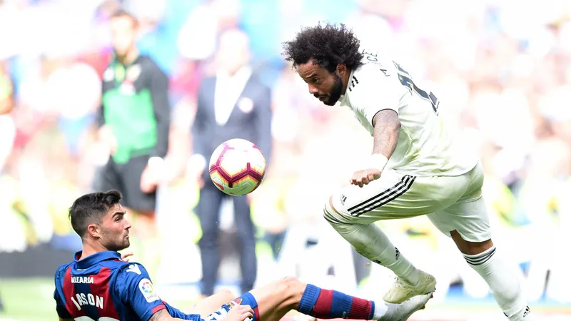 Marcelo (phải) kết thúc cơn khô hạn cho Real Madrid.