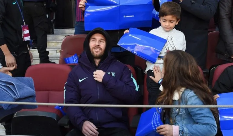 Messi thoải mái vui đùa với con trai trên khán đài.