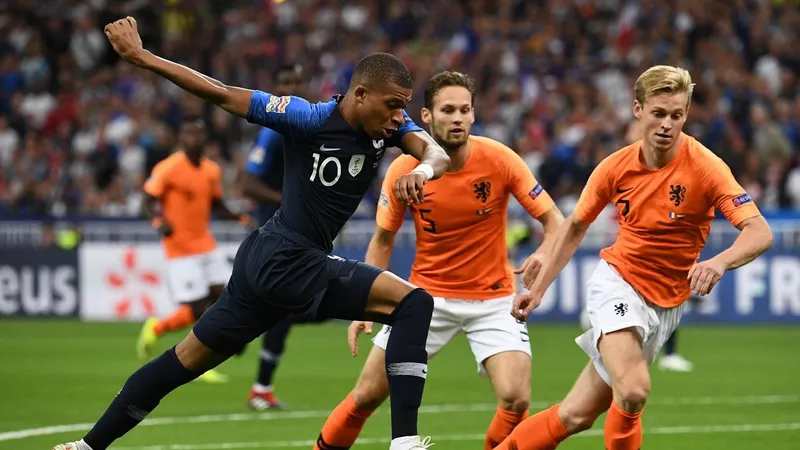 Kylian Mbappe ghi bàn mở tỷ số cho Pháp ở lượt đi
