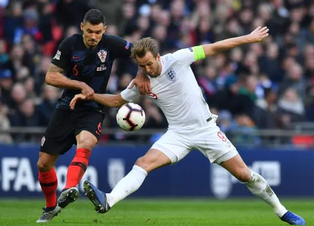 Harry Kane (phải) ghi bàn quyết định, nhấn chìm Croatia