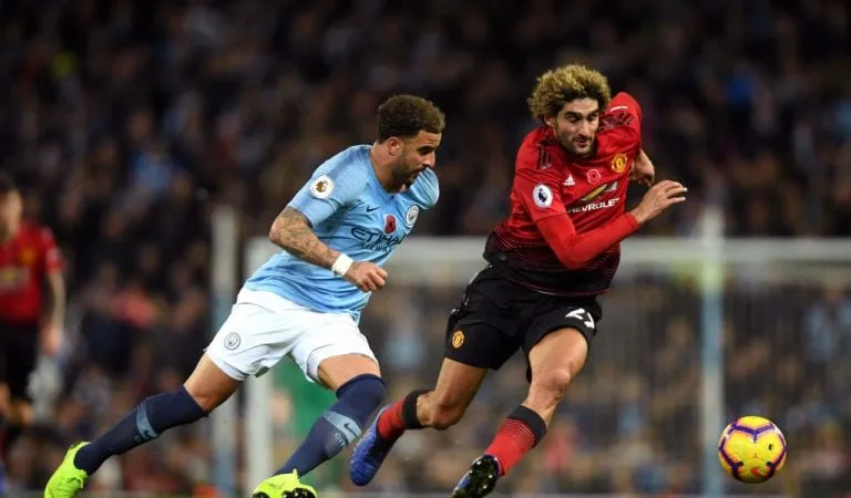 Marouane Fellaini (phải, Man United) tranh bóng với Kyle Walker
