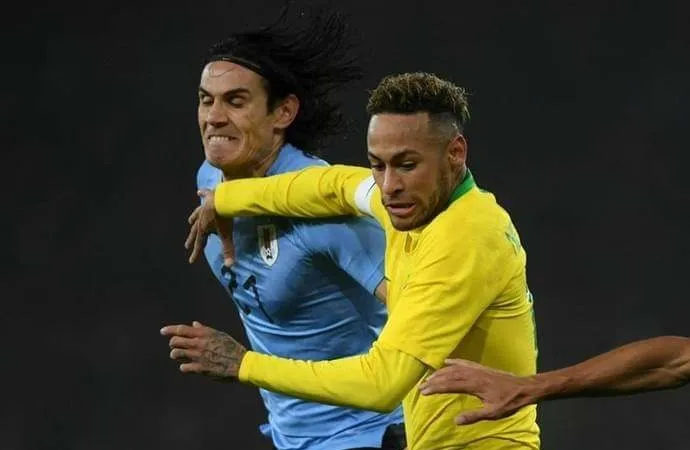 Edinson Cavani tranh bóng với Neymar