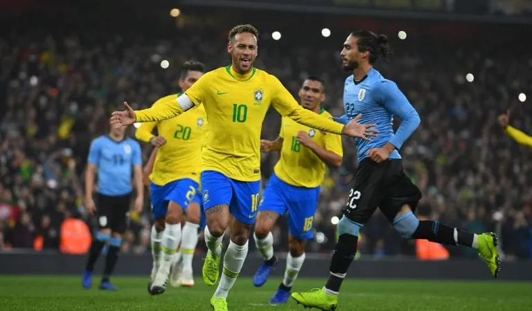 Neymar ăn mừng bàn thắng cho Brazil.