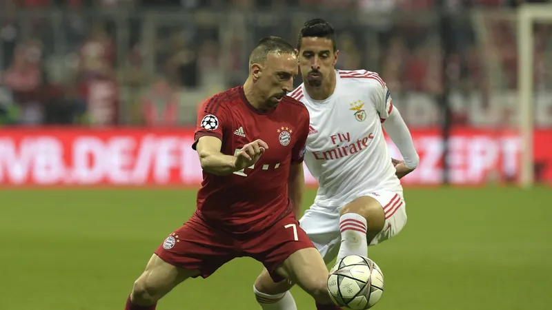 Franck Ribery (trái, Bayern) đi bóng trước Andre Almeida (Benfica)