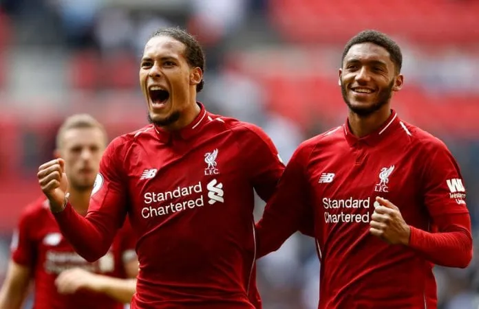 Trung vệ Van Dijk (trái) ăn mừng chiến thắng của Liverpool.