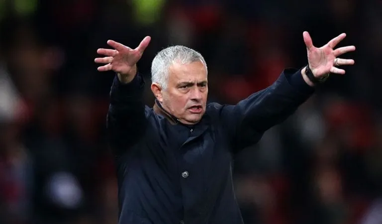 Jose Mourinho lúng túng khi phải cải chính