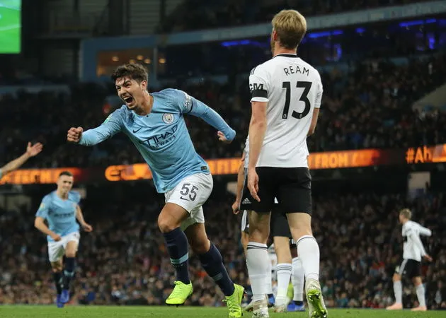 Brahim Diaz (trái, Man City)