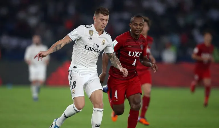 Toni Kroos đ0i bóng qua hậu vệ Kashima Antlers