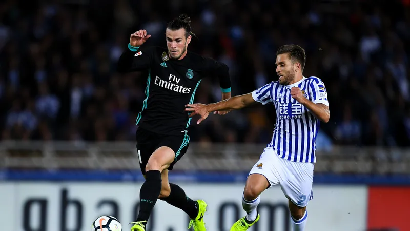 Gareth Bale bứt phá qua các hậu vệ Sociedad.
