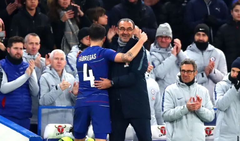 Cecs Fabregas ôm HLV Maurizio Sarri trong trạ6n thắng Nottingham Forest