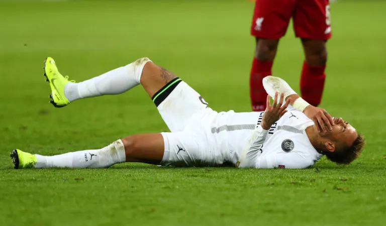Neymar sẽ bỏ lỡ 2 cuộc hẹn với Man United ở Champions League.