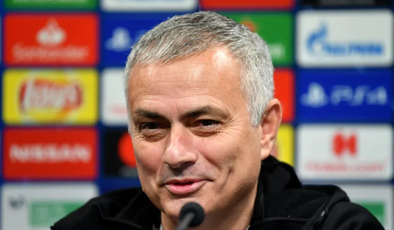 Jose Mourinho đã phải lặng lẽ rời Pld Trafford với cả núi tiền đền bù