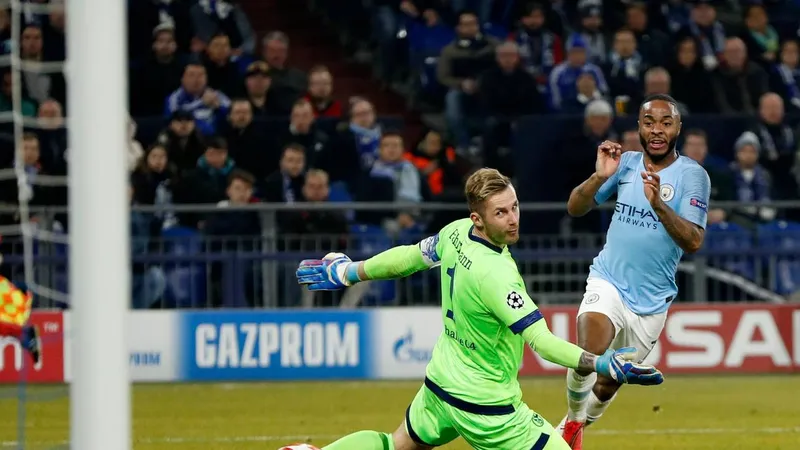 Raheem Sterling (phải) ghi bàn cho Man City trướcv Schalke