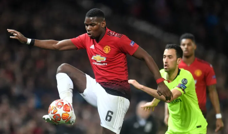 Paul Pogba thường xuyên bỏ rơi Sergio Busquets (Barcelona)