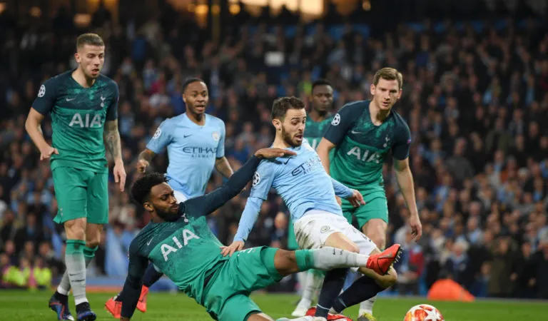 Bernardo Silva bị chèn giữa 2 hậu vệ Totternham.