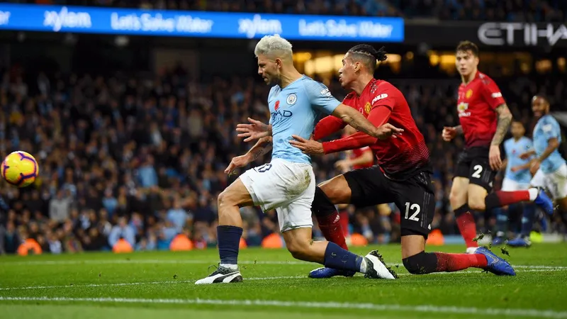 Trung vệ Smaling (Man United) cản phá tiền đạo Sergio Aguero (Man City)