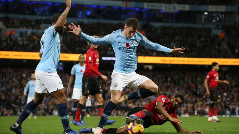 Kyle Walker vận động fan Quỷ đỏ: Đừng để Liverpool vô địch!