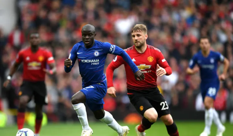 Luke Shaw bất lực nhìn N'Golo Kante (Chelsea) vượt qua.