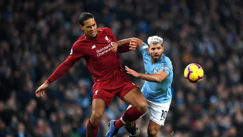 Virgil Van Dijk (Liverpool) tranh bóng với Sergio Aguero (Man City)