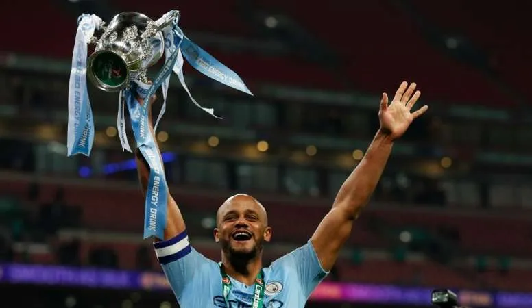 Đội trưởng Vincent Kompany giương cao chiếc cúp FA