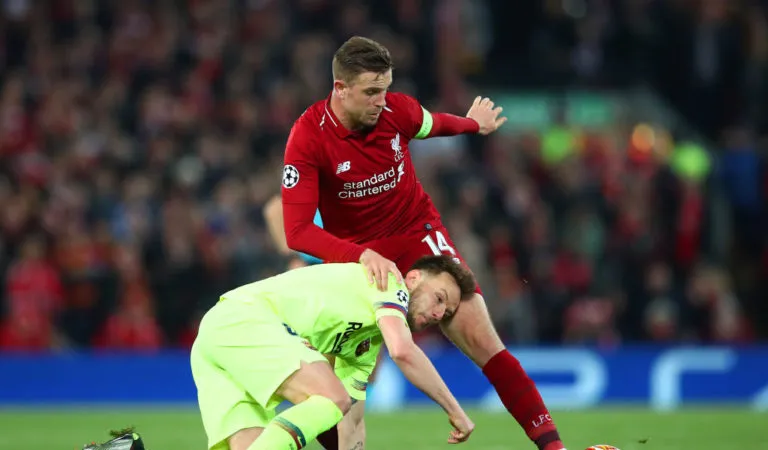 Jordan Henderson (phải, tranh bóng với Ivan Rakitic (Barcelona)