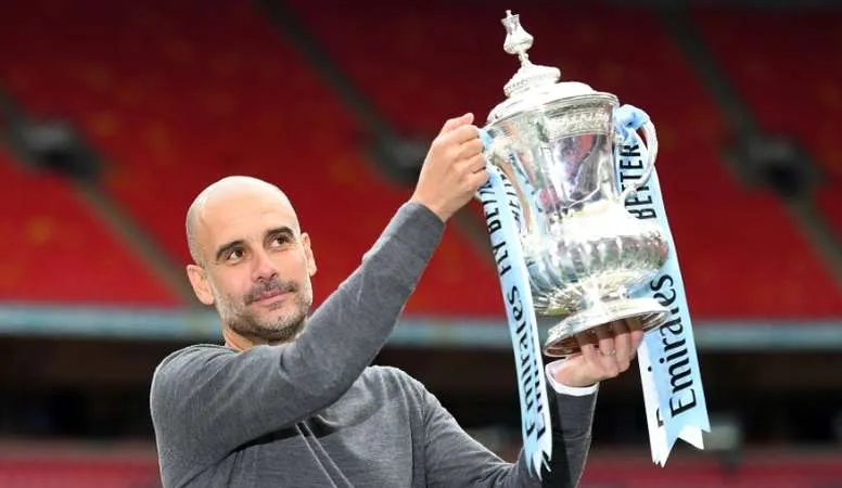 Pep Guardiola giương cao chiếc cúp FA