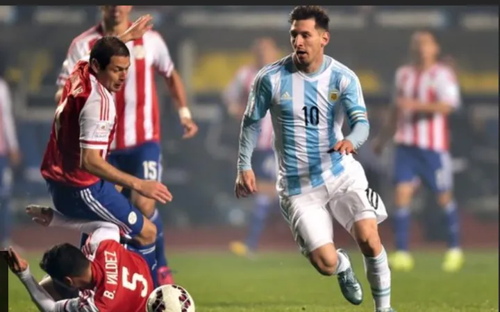 Leo Messi phá nát phòng tuyến Paraguay ở Copa 2015