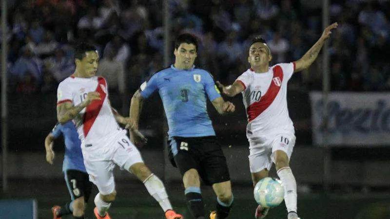 Luis Suasrez khó vượt qua hàng thủ Peru