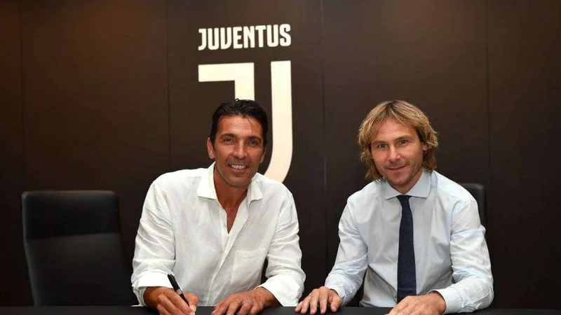 Gigi Buffon ký hợp đồng với Giám đốc Pavel Nedved.