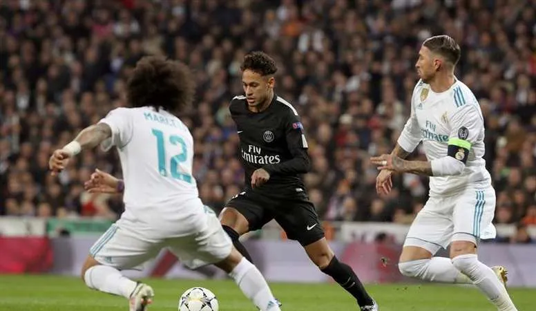 Neymar (giữa) đi bóng qua Sergio Ramos và Marcelo (Real Madrid)