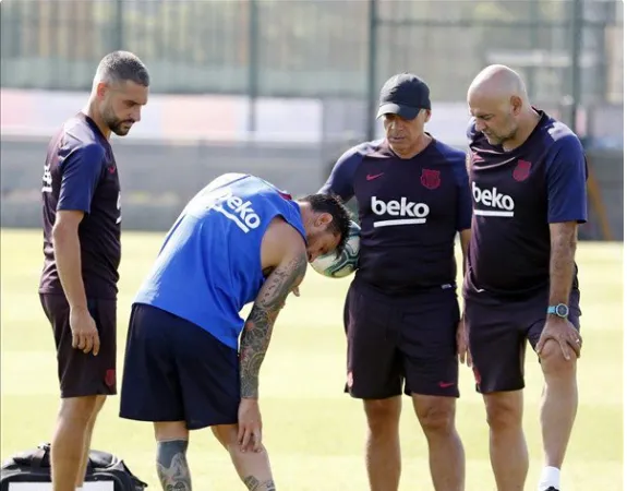 Messi trình bay chấn thương với các bác sỉ của CLB.