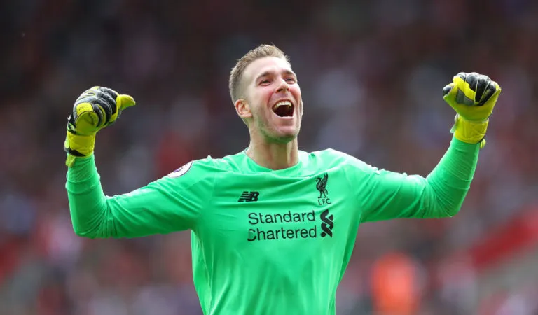 Hậu vệ Liverpool phòng thủ “như thú dữ”!