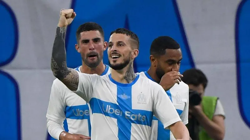 Dario Benedetto thổi nến sinh nhật 120 của Marseille