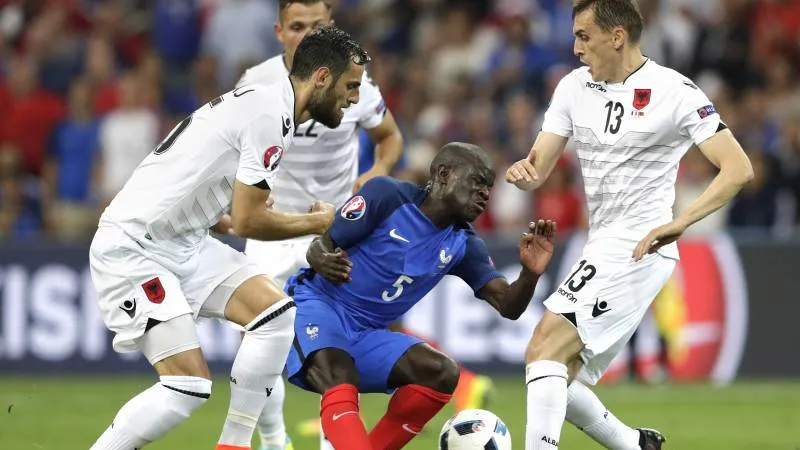 Tiền vệ N'Golo Kante trong vòng vây các cầu thủ lực lưỡng của Albania.