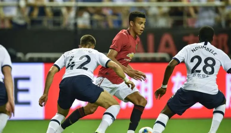 Mason Greenwood đi bóng trước hàng thủ đối phương