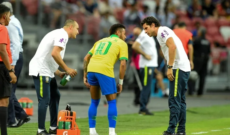 Neymar dính chấn tbui7ng ở Singapore