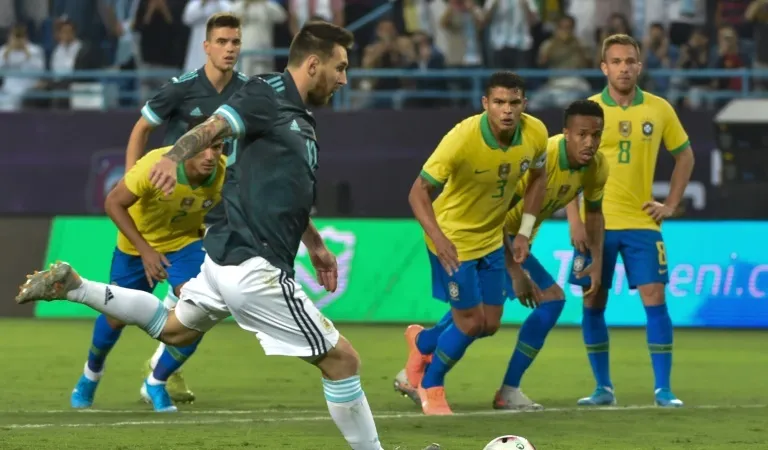 Messi cũng đá phạt đền theo kiểu "nhảy cóc" như Jorginho.