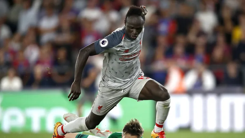 Sadio Mane ghi bàn vào lưới Crystal palace.